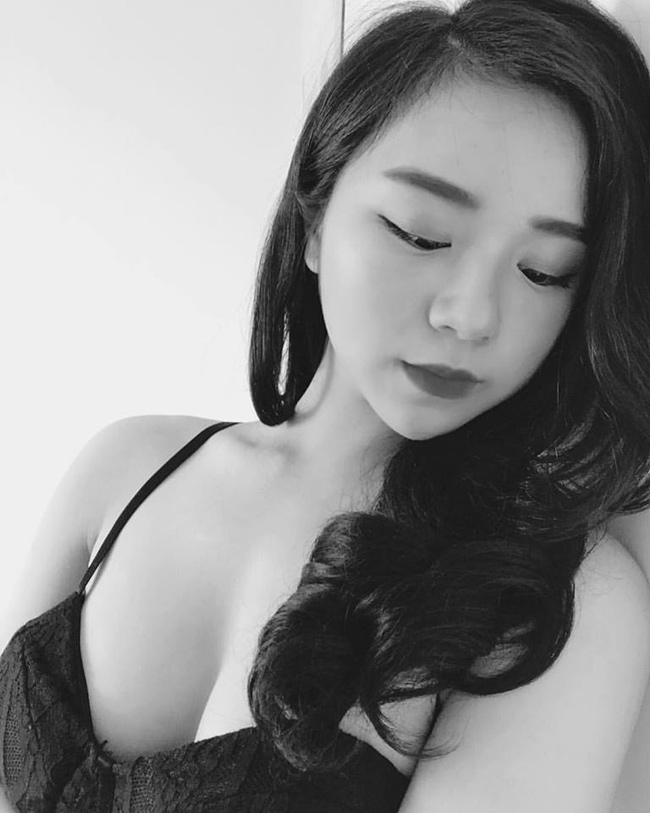 Những lần đăng ảnh khiến fan sốt xình xịch của hot girl ngủ gật